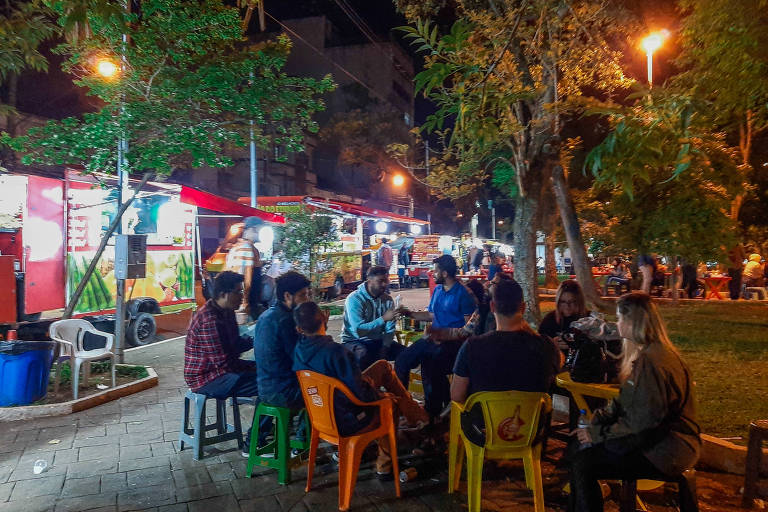Consumidores se aglomeram em frente a food trucks na praça Sílvio Romero, no Tatuapé (zona leste)