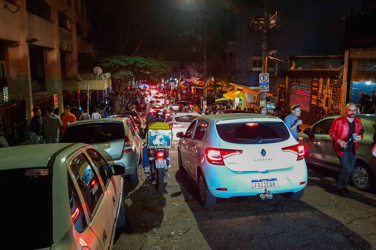 Na região da Consolação, movimentação em bares invade a madrugada, contrariando decreto que limita horário de funcionamento durante pandemia