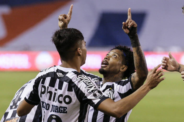 Marinho (à dir.) comemora com Kaio Jorge o seu gol, de pênalti, que deu a vitória ao Santos sobre a LDU, no Equador