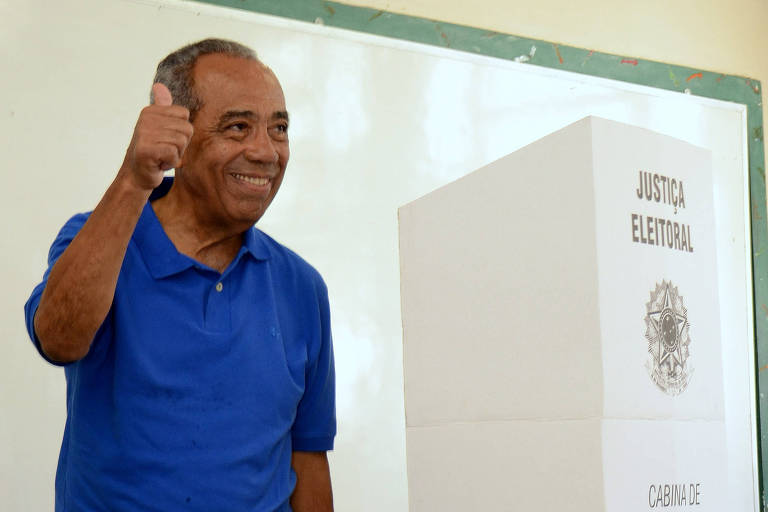 João Alves Filho (DEM) votando, nas eleições de 2012