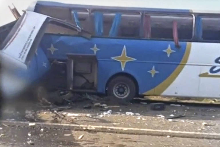 Ônibus parcialmente destruído após colisão com caminhão em rodovia paulista na manhã desta quarta-feira (25); ao menos 20 pessoas morreram no acidente