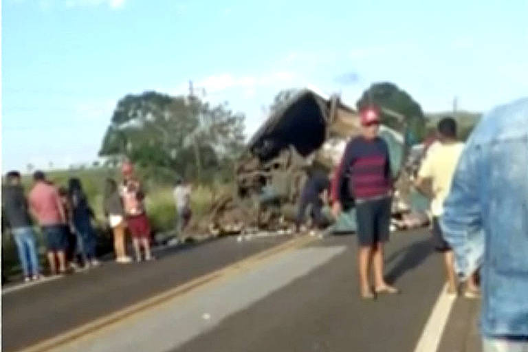 Segundo a Polícia Militar, o acidente foi registrado por volta das 7h no km 172 da rodovia Alfredo de Oliveira Carvalho, entre as cidade de Taguaí e Taquarituba, na região de Avaré