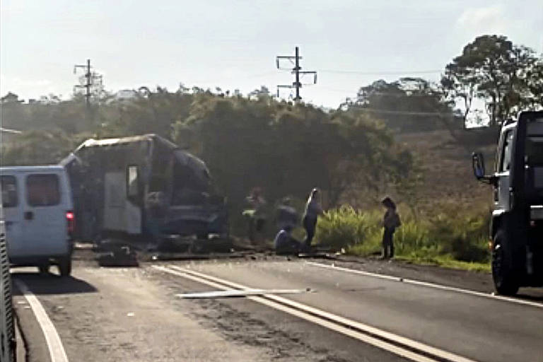 Equipes do Corpo de Bombeiros de Piraju fazem o resgate às vítimas. Duas pistas da estrada foram bloqueadas