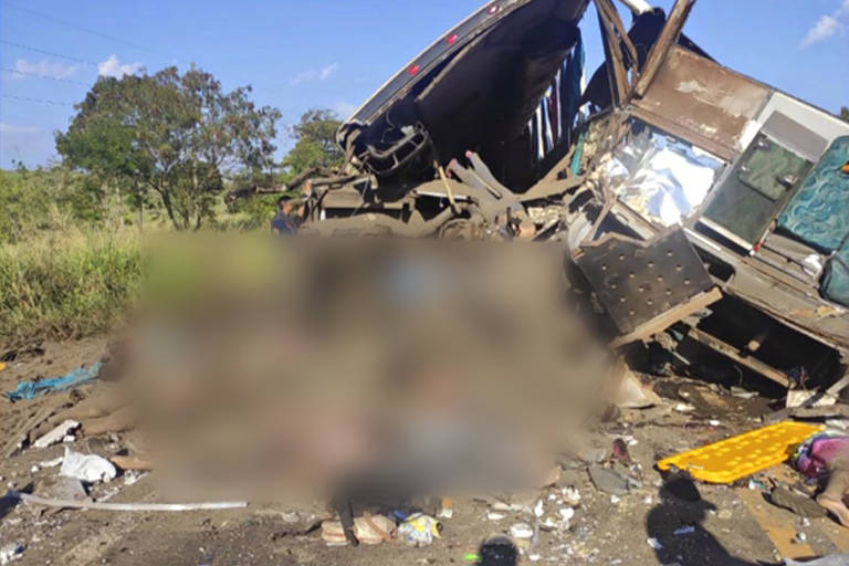 Colisão entre ônibus e caminhão deixa deixa dezenas de mortos no interior de SP  