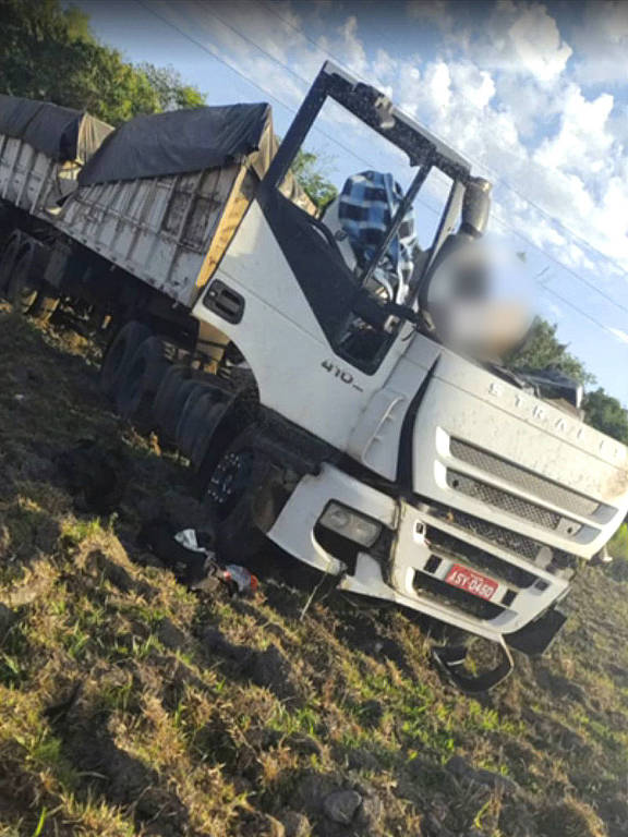 Caminhão envolvido em batida em estrada paulista na manhã desta quarta-feira (25)
      