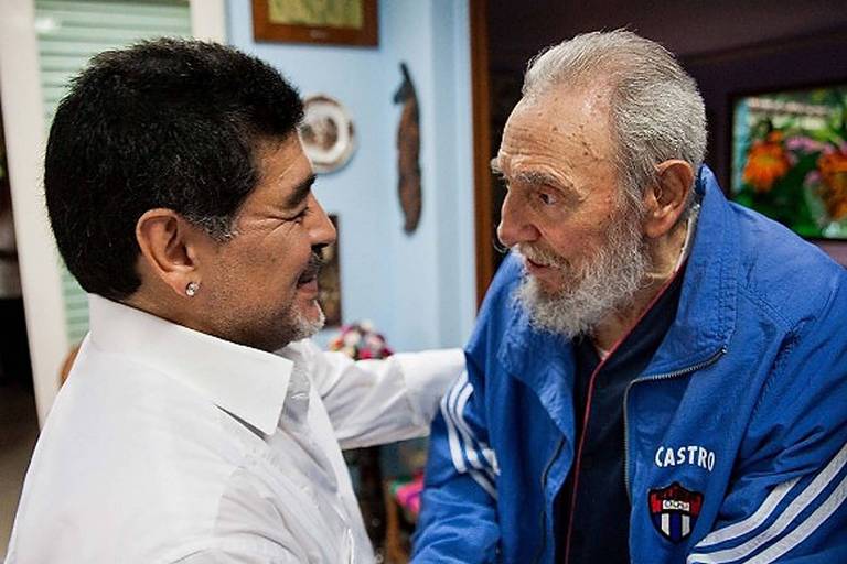 Maradona encontra o ex-presidente cubano Fidel Castro, a quem considerava um segundo pai