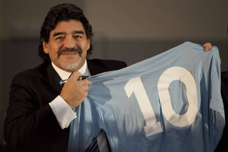 Maradona com uma camisa do Napoli
