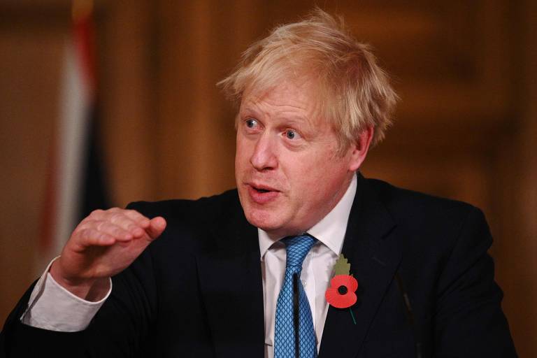 O premiê britânico, Boris Johnson, gesticula durante entrevista coletiva em Londres
