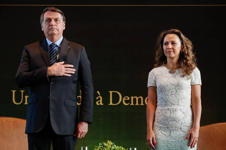 Presidente da República, Jair Bolsonaro, ao lado da diretora-geral do Grupo Voto, Karim Miskulin .