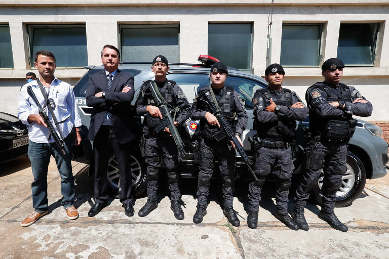 Jair Bolsonaro posa para foto ao lado da ROTA ( Ronda Ostensiva Tobias Aguiar) durante sua visita ao estado de São Paulo