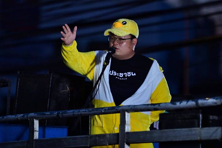 Parit 'Penguin' Chiwarak, um dos líderes dos protestos e acusado do crime de lesa-majestade, discursa durante ato em Bancoc fantasiado de pato, animal que se tornou símbolo das manifestações