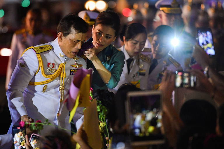 A rainha Suthida enxuga suor do rei Maha Vajiralongkorn enquanto o casal cumprimenta tailandeses em Bancoc, nesta quarta (25)