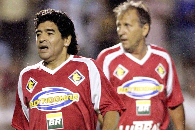 Maradona e Zico durante partida beneficente disputada no Maracanã, em 2005