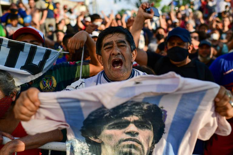 Argentinos prestam homenagens a Maradona