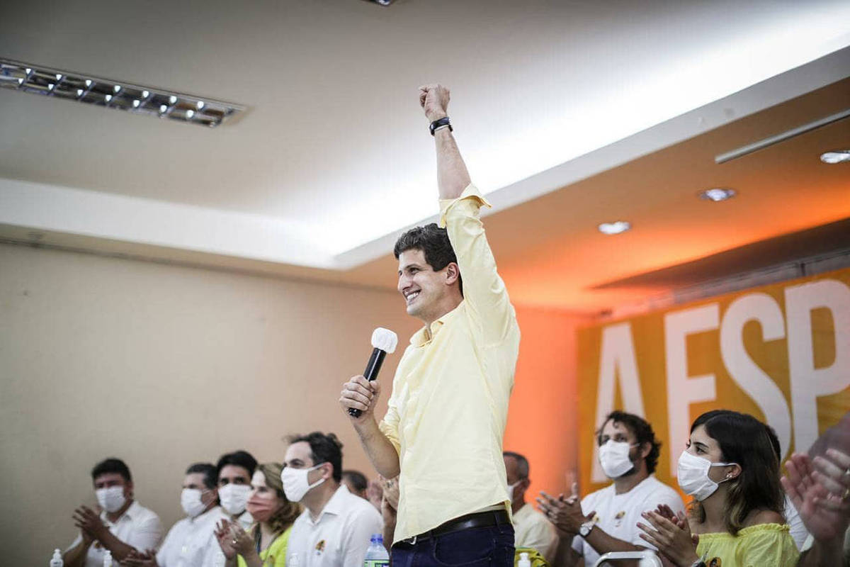 Com disputa acirrada, servidores da Prefeitura do Recife são convocados a fazer campanha para João Campos