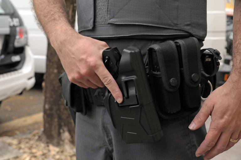 Policial de São Paulo mostra arma não-letal