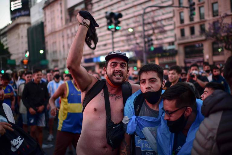 Torcedores de todos os clubes argentinos saíram às ruas da capital Buenos Aires e de outras cidades para prestar homenagem a Diego Maradona