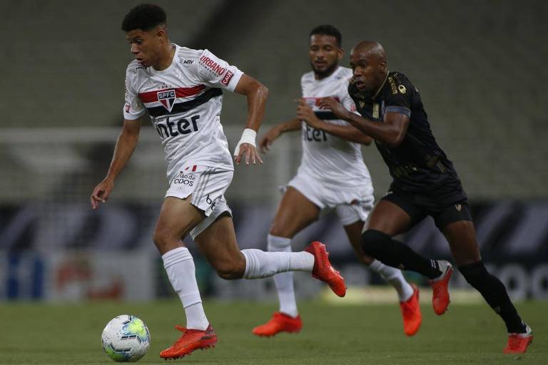 Gabriel Sara carrega a bola durante partida entre São Paulo e Ceará pelo Campeonato Brasileiro