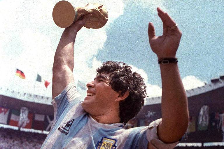 Torcedor não tinha ingresso para final da Copa e acabou com Maradona nos ombros