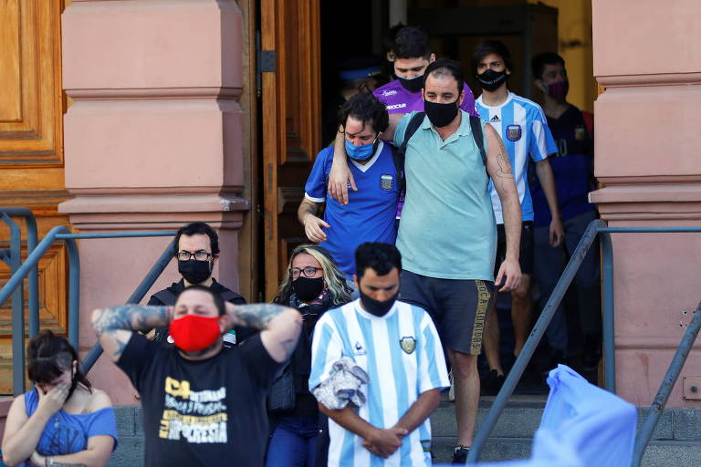 Fãs deixam a Casa Rosada após se despedirem de Diego Maradona, velado na sede governamental