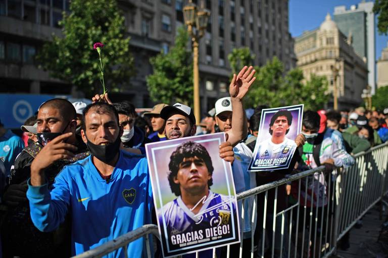 Filas enormes se formaram nas ruas de Buenos Aires para entrar na Casa Rosada