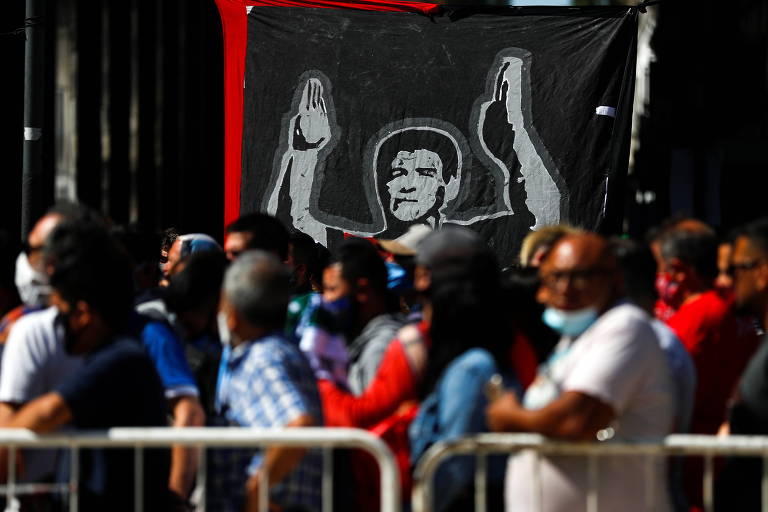 Fãs de Maradona portavam cartazes e outras homenagens para seu ídolo