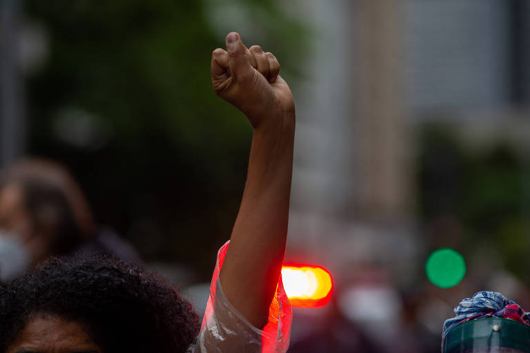 Foto do um punho levantado em gesto contra o racismo