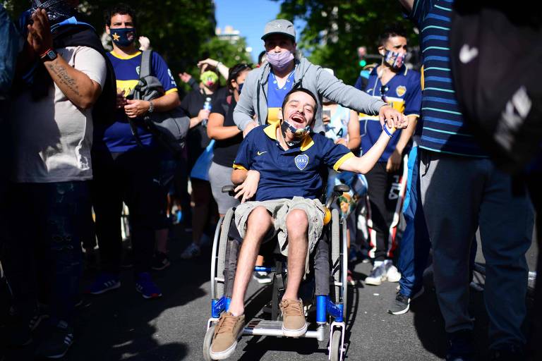 Fãs do Boca Juniors se juntam em frente à Casa Rosada para prestar últimas homenagens a Maradona, velado no local