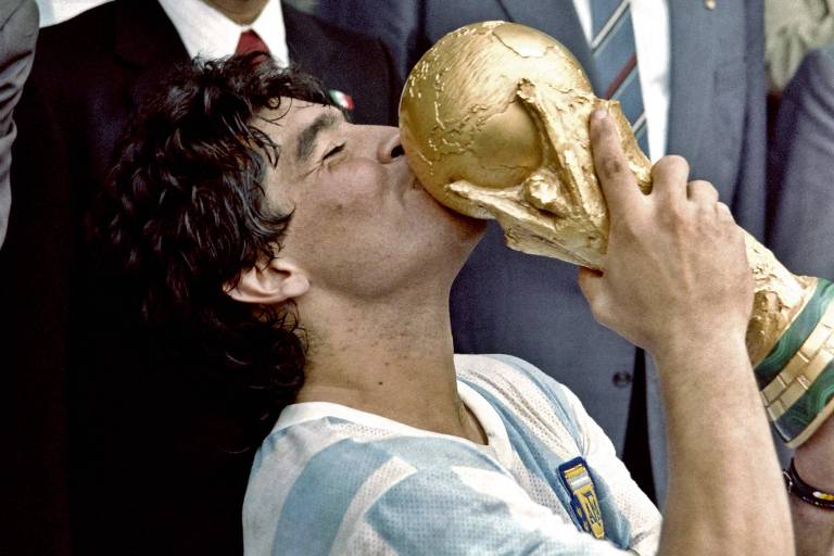 Leia o que Maradona escreveu na Folha sobre Romário e violência durante a Copa de 98