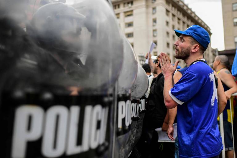 As aglomerações na fila do lado de fora da Casa Rosada causaram conflitos entre fãs de Maradona e policiais