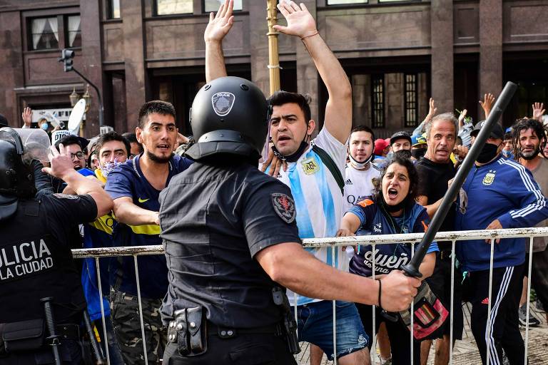 As aglomerações na fila do lado de fora da Casa Rosada causaram conflitos entre fãs de Maradona e policiais