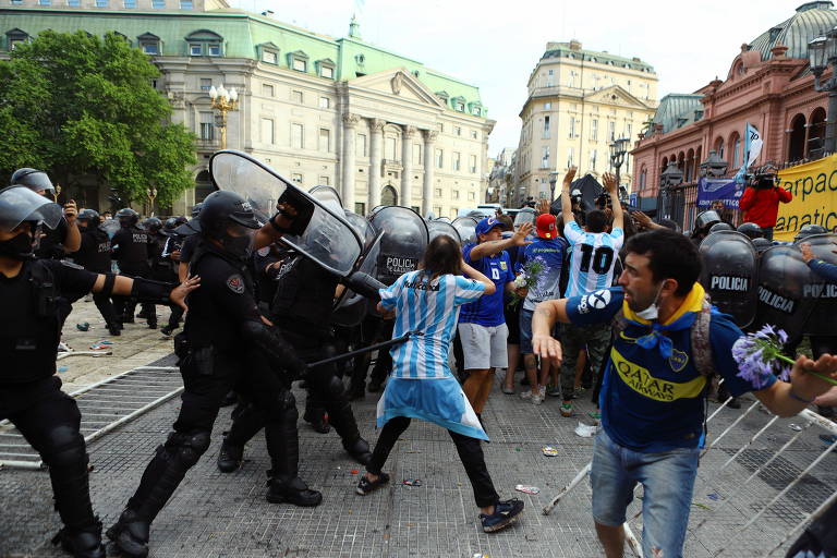As aglomerações na fila do lado de fora da Casa Rosada causaram conflitos entre fãs de Maradona e policiais