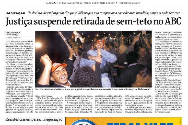 reprodução da página do jornal com foto que mostra ativista do movimento sem teto se abraçando e comemorando