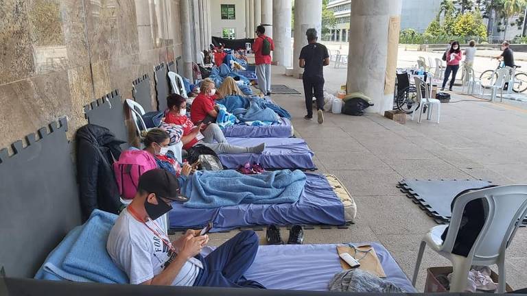 Contra governo, professores do PR completam uma semana em greve de fome