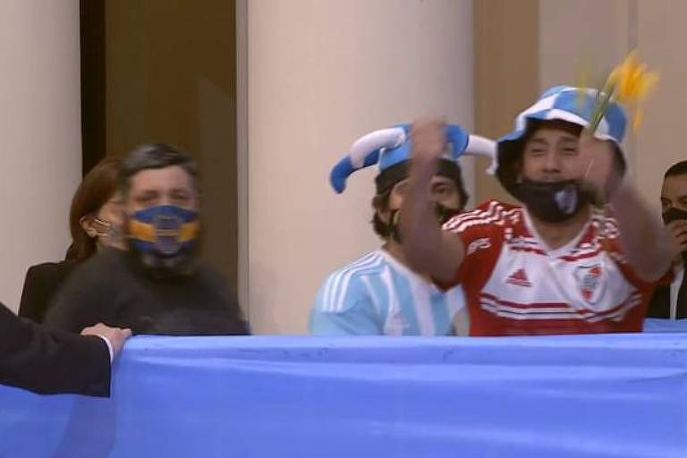 Torcedores do River Plate e do Boca Juniors lado a lado em velório de Maradona