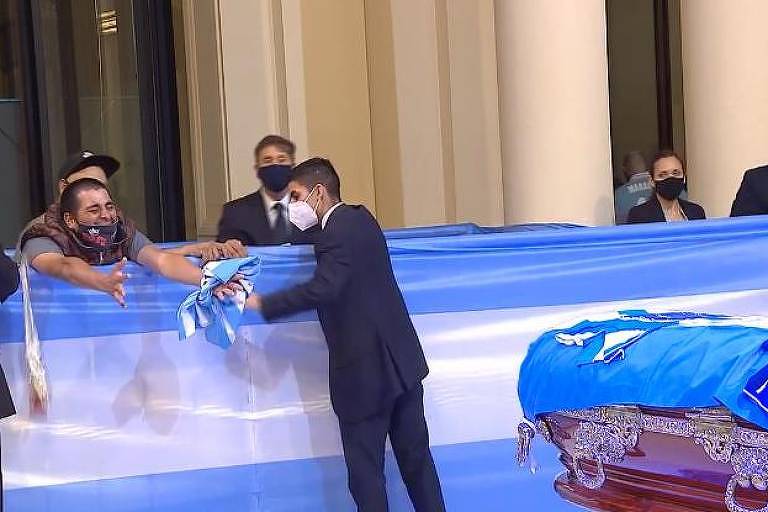 Homem chora e grita diante de caixão com o corpo de Diego Maradona