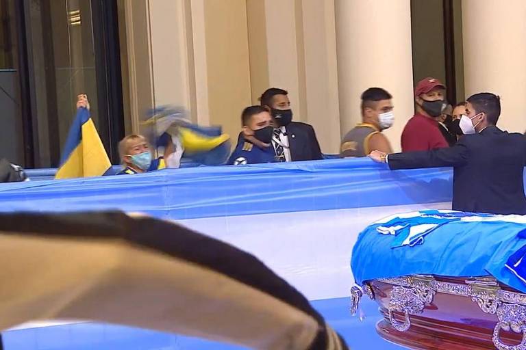 Fãs de Diego Maradona agitam camisas diante durante velório