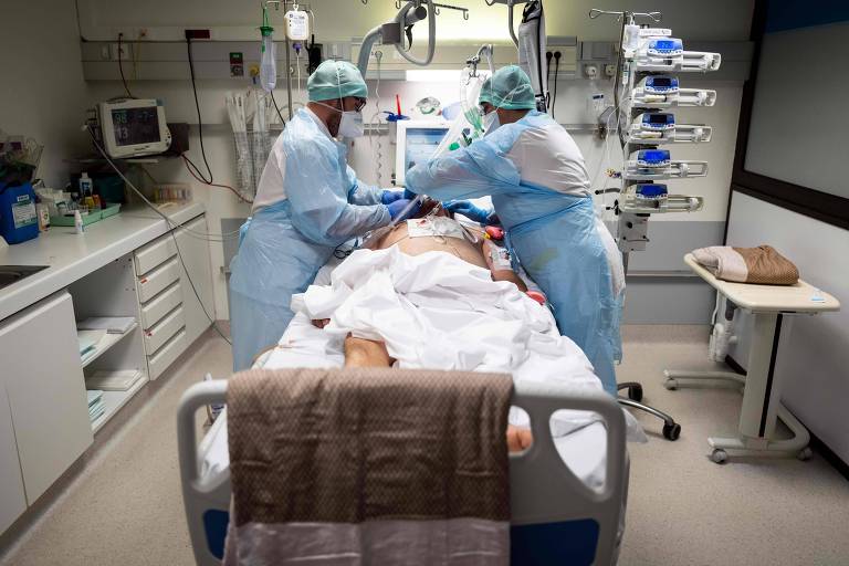 Equipe médica atende paciente com Covid-19 em hospital nos subúrbios de Toulose, na França