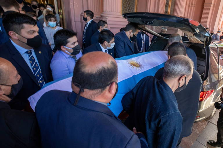 Caixão de Maradona entra em carro para seguir em cortejo até cemitério