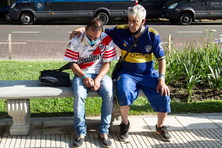 Torcedores dos arquirrivais River Plate e Boca Juniors se unem na dor pela perda do ídolo maior, Diego Armando Maradona 