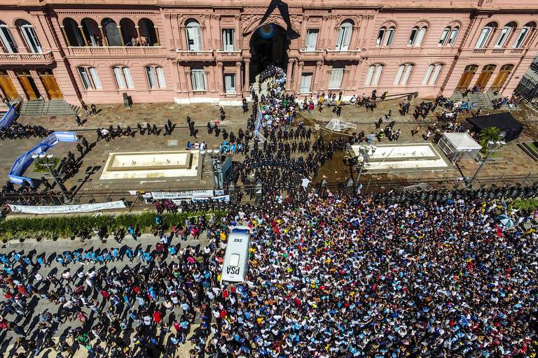 Velório de Maradona atraiu multidão para a Casa Rosada durante a pandemia
