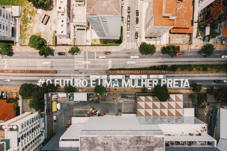 vista aérea da frase  "O futuro é uma mulher preta"  inscrita no concreto 