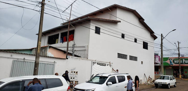 Visão externa do alojamento (parte superior do sobrado) dos operários alojados da empresa SHOX: as condições estruturais da casa eram boas, mas internamente a residência não possuía nenhuma preparação para ser utilizada como alojamento. À exceção dos colchões, nada mais era disponibilizado