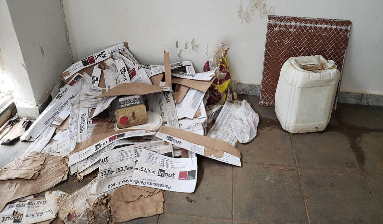 Hall de acesso ao alojamento: ausência de limpeza e muito lixo espalhado pelo local