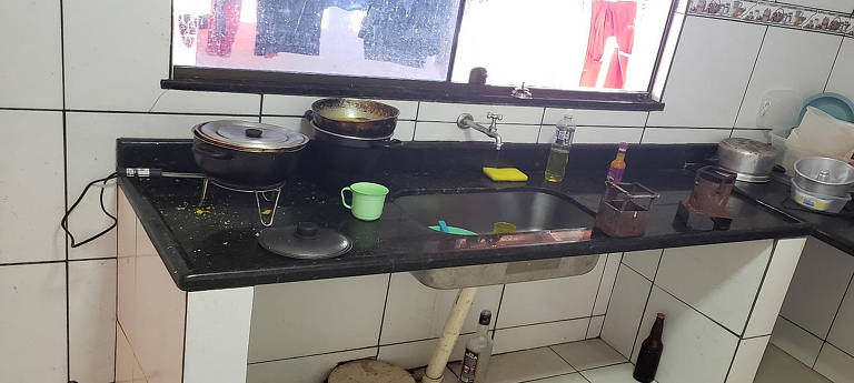 Aquecedor elétrico improvisado, usado para cozinhar macarrão instantâneo pelos trabalhadores alojados no local