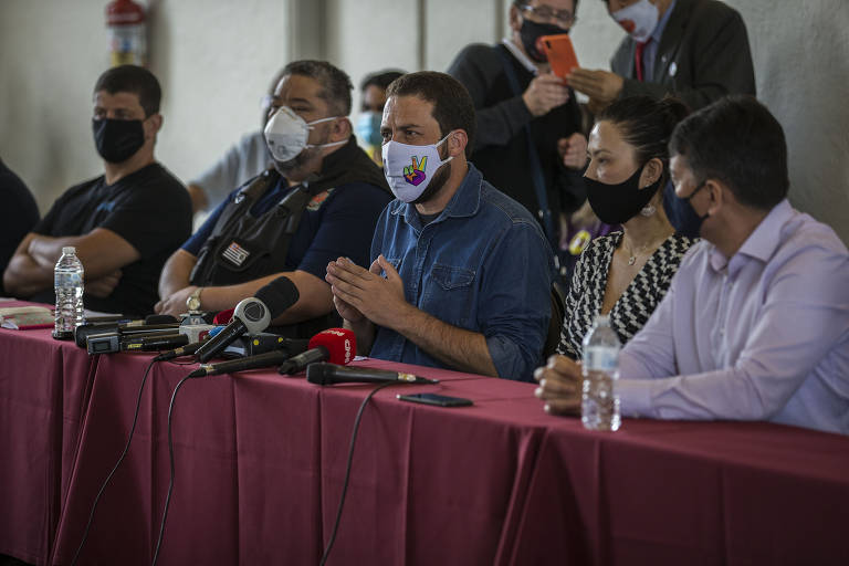 O candidato à Prefeitura de São Paulo Guilherme Boulos (PSOL) durante encontro com servidores públicos da área de segurança, na terça (24)