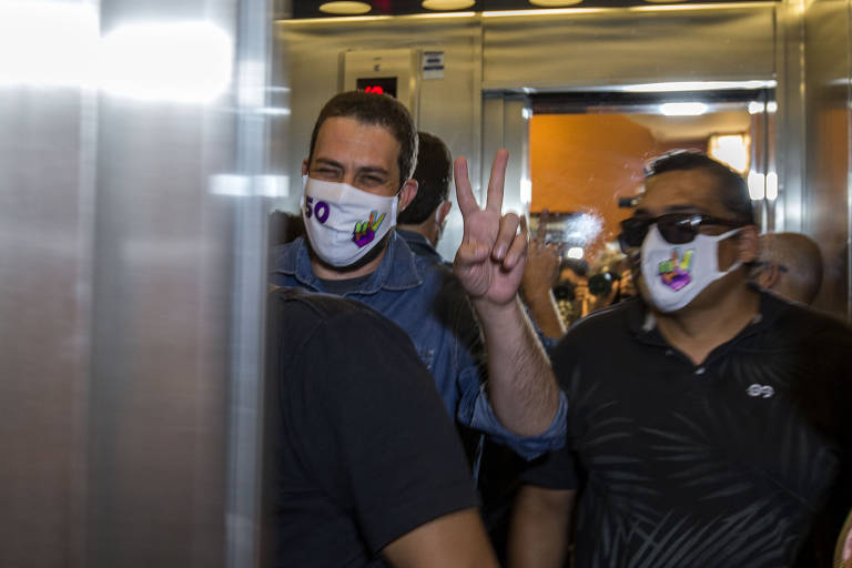 O candidato à Prefeitura de São Paulo Guilherme Boulos (PSOL) acena dentro de elevador após encontro com servidores públicos da área de segurança, na terça (24)