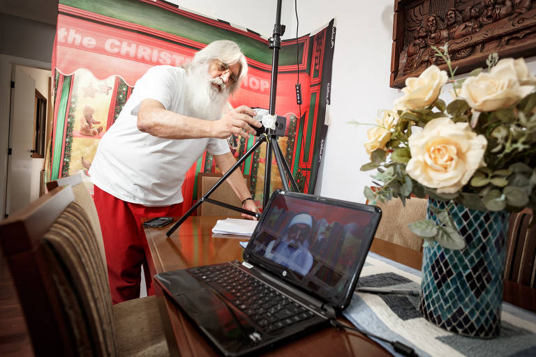 O Papai Noel João Luiz Romanich investiu em câmeras e cenários para gravar vídeos para shoppings e famílias durante a pandemia da Covid-19
