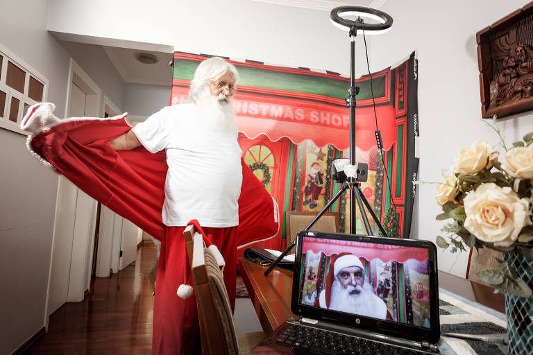 Em sua casa, na Grande SP, o Papai Noel João Luiz Romanich se prepara para gravar mensagens de Natal