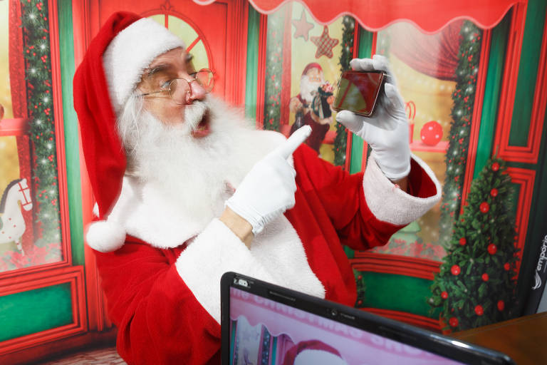 Papai Noel vai para o home office para garantir o Natal de todos